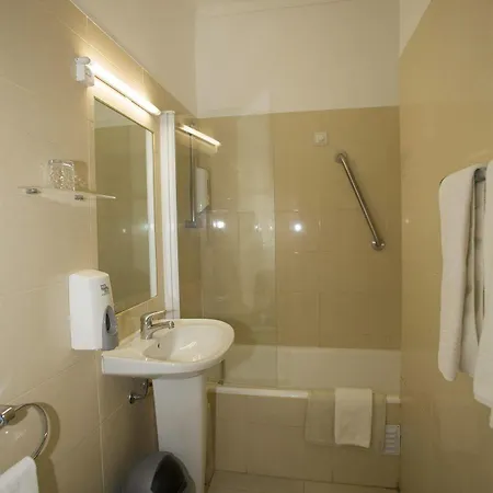 Capital Hotel *